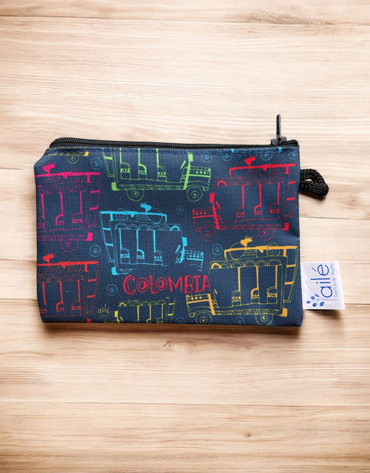 Carterita Colombia, con chivas colombianas entre montañas — souvenir cultural de Colombia transporte típico, ícono del transporte y cultura popular de Colombia, neceser pequeño ecológico Colombia, Colombian textile design pouch, regalo cosmetiquera colombiana, neceser con ilustración colombiana, regalo Día de la Madre, artisan Colombia striped clutch gift, set cosmetiqueras colombianas, Colombian traditional design pouch.Ailé