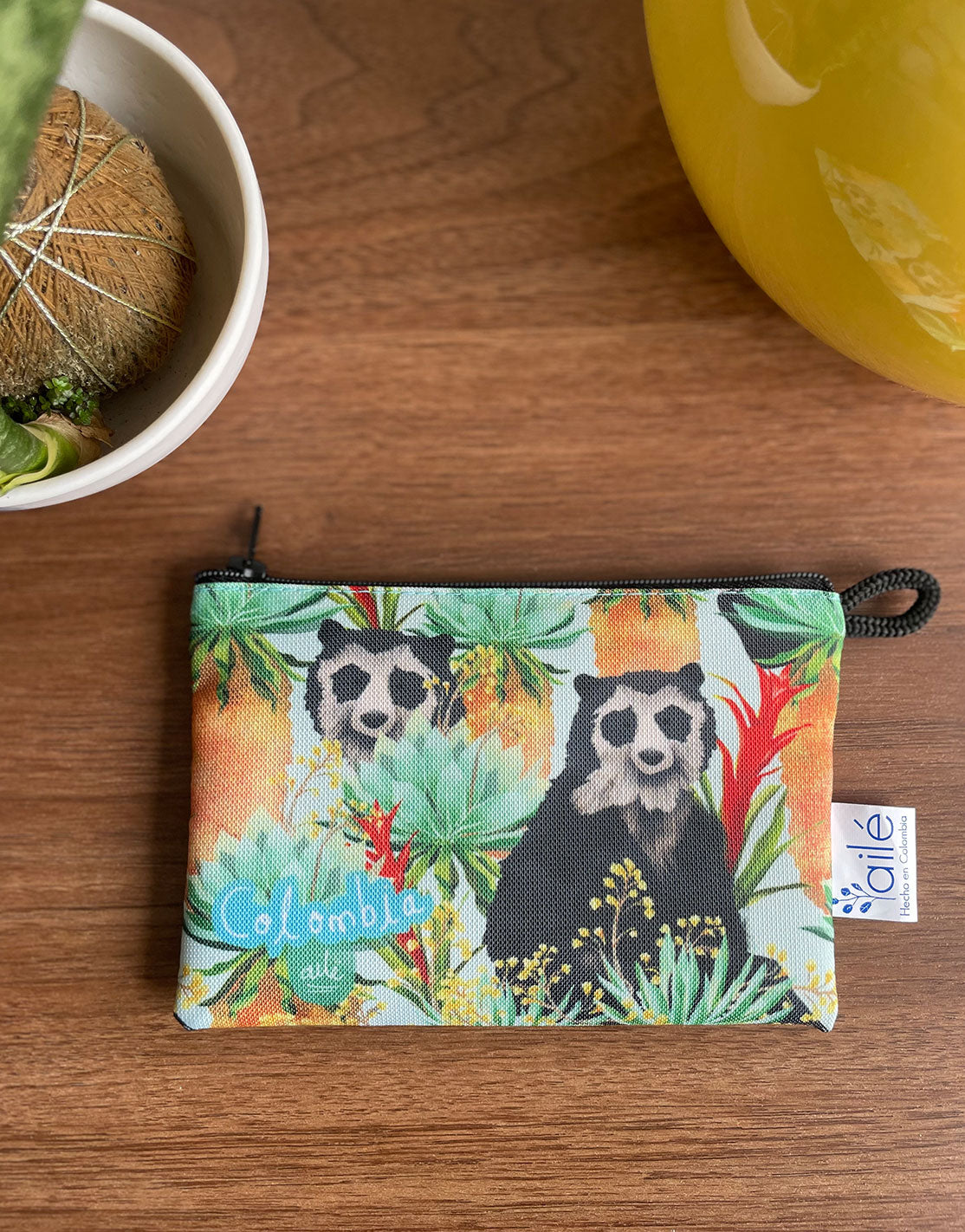 Bolsito Colombia,  diseño oso andino, habita en los páramos, bromelias y frailejones, flora de páramo, Colombian traditional design pouch, Colombian craft inspired pouch gift, traditional Colombia textile bag, carterita colombiana artesanal, carterita textil colombiana, regalo corporativo colombiano original, detalle original Amor y Amistad Colombia, bolso pequeño artesanal Colombia.Ailé