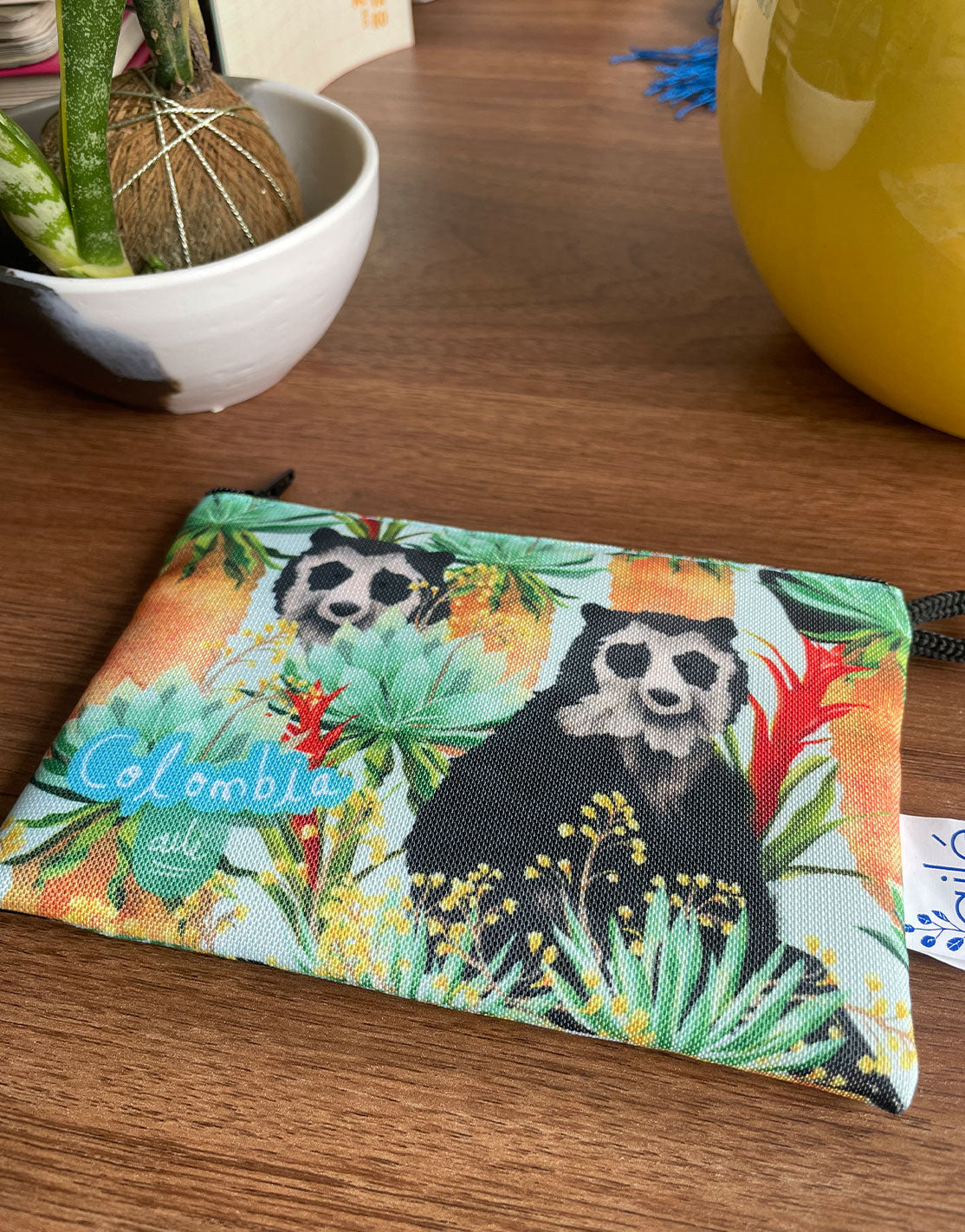 Bolsito Colombia, lustrado con oso de anteojos y frailejones colombianos, flor del frailejón diseño original Ailé souvenir de fauna andina, oso de anteojos, especie endémica de los Andes de Colombia, oso de anteojos Colombia, oso andino colombiano, páramo colombiano ilustrado, frailejones Colombia.Ailé