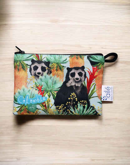 Carterita Colombia, oso de anteojos 100% ilustrada — guardián del páramo, naturaleza, bosque, heliconias, frailejones  y biodiversidad, frailejones andinos colombianos souvenir colombiano, regalo oso anteojos colombiano, spectacled bear Colombia gift, Andean bear souvenir, neceser pequeño ecológico Colombia, Colombian textile design pouch, regalo cosmetiquera colombiana, neceser con ilustración colombiana, regalo Día de la Madre, artisan Colombia striped clutch gift.Ailé