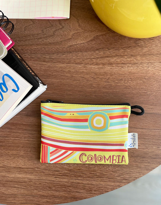 Bolsito Colombia,rayas beige Colombia con círculo concéntrico en tonos cálidos, bolsito amarillo artesanal Colombia, yellow stripes Colombia bag illustrated, detalle original Amor y Amistad Colombia, bolso pequeño artesanal Colombia, detalle empresarial sostenible Colombia cartera, carterita con diseño colombiano, regalo navideño ecológico colombiano, carterita souvenir Colombia, bolsito textil colombiano, regalo para mujer colombiana neceser.Ailé