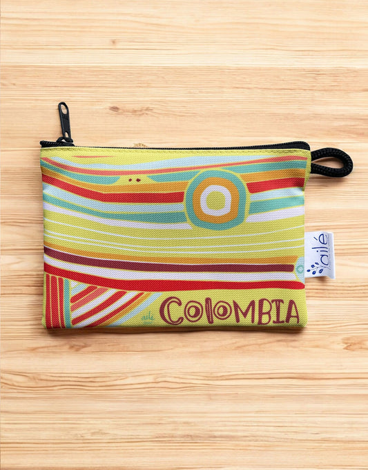 Carterita Colombia, Colombia rayas en amarillo rojo y verde estilo artesanal, carterita rayas beige colombiana, bolso pequeño amarillo artesanal Colombia, neceser pequeño ecológico Colombia, Colombian textile design pouch, regalo cosmetiquera colombiana, neceser con ilustración colombiana, regalo Día de la Madre, artisan Colombia striped clutch gift, set cosmetiqueras colombianas, Colombian traditional design pouch.Ailé