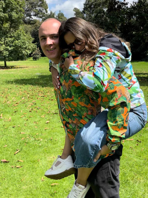 Chaqueta impermeable hombre y mujer jaguares y colibrí biodiversidad colombiana, chaquetas para viajeros de aventura colombia, chaqueta ligera de viaje para regalar, chaqueta rompevientos Colombia, chaqueta tela reciclada Colombia, chaqueta botellas recicladas Colombia, chaqueta impermeable reciclada Colombia, chaqueta con capota colombiana, chaqueta rompevientos ecológica Colombia, chaqueta impermeable diseño colombiano, cortavientos con estampado de fauna colombiana, colombian eco jacket illustrated. Ailé