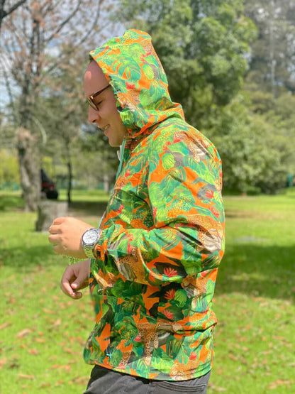 Chaqueta biodiversidad colombiana ilustrada con jaguares de Colombia en fondo naranja selvático. conocido como tigre o  tigre mariposo, souvenir biodiversidad colombiana, regalo jaguares Colombiano, chaqueta colombiana con ilustración original, chaqueta eco-friendly ilustrada Colombia, chaqueta rompevientos diseño colombiano, chaqueta ilustrada colombiana, chaqueta flores tropicales Colombia, chaqueta arte colombiano, chaqueta colombiana artística, regalos para amantes del senderismo y la naturaleza. Ailé
