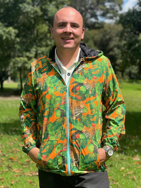 Chaqueta moda sostenible ilustrado con jaguar y selva tropical colombiana, jaguar colombiano, diseño tropical colombiano, estampado selva Colombia, jaguar Colombia souvenir, regalo chaqueta colombiana ecológica, regalo chaqueta ilustrada Colombia, chaqueta regalo mujer colombiana, regalo moda sostenible Colombia, chaqueta regalo original Colombia, chaqueta regalo colombiana ilustrada, regalo ropa ecológica colombiana, chaqueta regalo hombre colombiano, chaqueta sostenible con diseño colombiano. Ailé