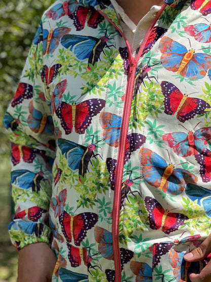 Chaqueta biodiversidad colombiana, diseño mariposa monarca colombiana ilustrada, Colombia país mayor diversidad de mariposas, souvenir colombiano, regalo para extranjeros, regalo mariposas colombianas, mariposas Colombia, mariposa monarca colombiana, chaquetas rompevientos institucionales ecológicas, chaqueta rompevientos para regalo cumpleaños, rompevientos para festival de música, chaquetas con diseños de aves colombianas, chaquetas antifluido de moda colombia, rompevientos liviano de tela reciclada. Ailé