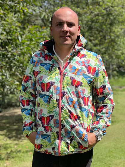 Hombre con chaqueta moda sostenible inspirado en las mariposas tropicales de Colombia, colección biodiversidad Ailé, Colombian butterfly gift, Morpho butterfly Colombia souvenir, regalo chaqueta colombiana ecológica, regalo chaqueta ilustrada Colombia, chaqueta regalo mujer colombiana, regalo moda sostenible Colombia, chaqueta regalo original Colombia, chaqueta regalo colombiana ilustrada, regalo ropa ecológica colombiana, chaqueta sostenible con diseño colombiano, chaqueta colombiana con ilustración. Ailé