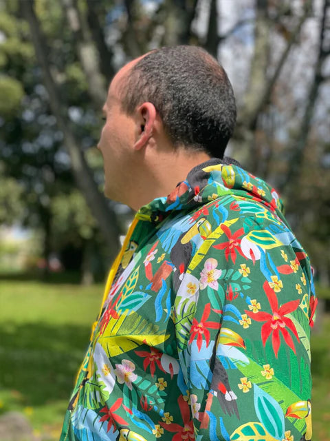 Hombre chaqueta impermeable ilustrado con tucanes y flora tropical colombiana, heliconias y hojas de selva Colombia, estampado tropical colombiano, diseño selva Colombia, chaqueta eco-friendly ilustrada Colombia, chaqueta rompevientos diseño colombiano, chaqueta ilustrada colombiana, chaqueta flores tropicales Colombia, chaqueta arte colombiano, chaqueta colombiana artística, regalos para amantes del senderismo y la naturaleza, chaquetas para viajeros de aventura colombia, chaqueta ligera de viaje. Ailé