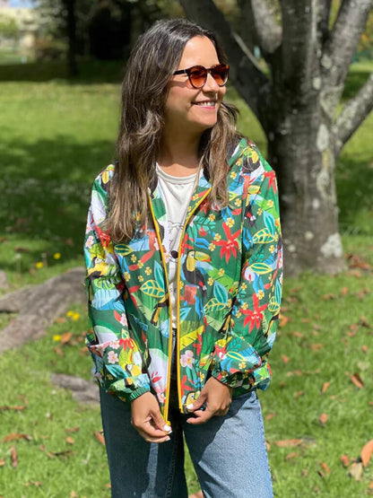 Chaqueta moda sostenible regalo original amantes naturaleza, souvenir fauna colombiana, regalo naturaleza Colombia, regalos para amantes del senderismo y la naturaleza, chaquetas para viajeros de aventura colombia, chaqueta ligera de viaje para regalar, chaqueta rompevientos Colombia. Ailé