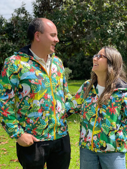 Chaqueta moda sostenible hombre y mujer con ilustración de tucanes Colombia entre flores y hojas tropicales, regalo original amantes naturaleza, souvenir fauna colombiana, regalo naturaleza Colombia, chaqueta rompevientos Colombia, chaqueta tela reciclada Colombia, chaqueta botellas recicladas Colombia, chaqueta impermeable reciclada Colombia, chaqueta con capota colombiana, chaqueta rompevientos ecológica Colombia, chaqueta impermeable diseño colombiano, cortavientos con estampado de fauna colombiana. Ailé