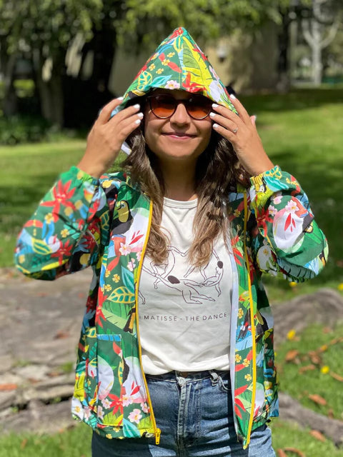Chaqueta con capota colombiana, regalo colombiano fauna silvestre, tucán colombiano, fauna tropical Colombia, aves de Colombia ilustradas, regalo ropa ecológica colombiana, chaqueta regalo hombre colombiano, chaqueta sostenible con diseño colombiano, chaqueta colombiana con ilustración original, chaqueta eco-friendly ilustrada Colombia. Ailé
