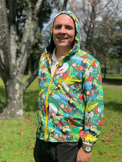 Chaqueta con capota colombiana  ilustrado con tucanes colombianos en selva tropical, flores tropicales y biodiversidad, regalo colombiano fauna silvestre, tucán colombiano, fauna tropical Colombia, aves de Colombia ilustradas, colombian eco jacket illustrated, colombian wildlife waterproof jacket, colombian fauna windbreaker gift, eco friendly Colombia jacket design, chaquetas rompevientos institucionales ecológicas, chaqueta rompevientos para regalo de cumpleaños, rompevientos para festival de música. Ailé