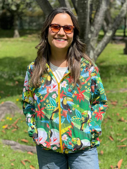 Chaqueta ecológica ilustrado con tucanes colombianos en selva tropical, flores tropicales y biodiversidad, regalo chaqueta colombiana ecológica, regalo chaqueta ilustrada Colombia, chaqueta regalo mujer colombiana, regalo moda sostenible Colombia, chaqueta regalo original Colombia, chaqueta regalo colombiana ilustrada. Ailé