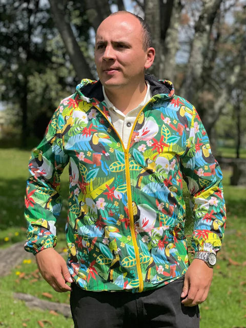 Chaqueta ecológica ilustrada con fondo verde oscuro con tucanes colombianos entre flores tropicales rojas, rosas y amarillas, hojas de selva "Colombia" Colombian toucan gift, tropical Colombia souvenir, regalo chaqueta colombiana ecológica, regalo chaqueta ilustrada Colombia, chaqueta regalo mujer colombiana, regalo moda sostenible Colombia, chaqueta regalo original Colombia, chaqueta regalo colombiana ilustrada, regalo ropa ecológica colombiana, chaqueta sostenible con diseño colombiano. Ailé