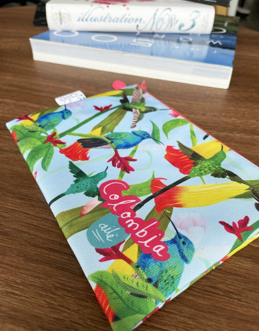 Cosmetiquera impermeable souvenir con colibríes de Colombia ilustrados, cosmetiquera tela reciclada Colombia, cosmetiquera impermeable ilustrada, souvenir viaje Colombia cosmetiquera, cosmetiquera sostenible Colombia, neceser ilustrado colombiano, regalo femenino colombiano ecológico, neceser ecológico Colombia, neceser tela reciclada impermeable, estuche cosmético colombiano, Colombian art cosmetic bag gift, bolsa cosmética ecológica Colombia. Ailé