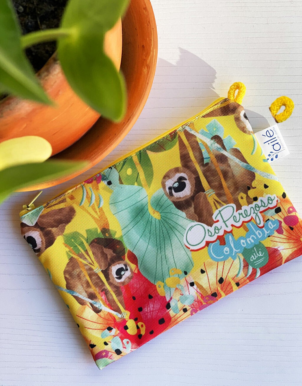 Cosmetiquera impermeable grande y pequeña ilustrada con osos perezosos colombianos entre flora tropical, biodiversidad, souvenir Colombia fauna silvestre, souvenir oso perezoso Colombia, cosmetiquera sostenible Colombia, neceser ilustrado colombiano, regalo femenino colombiano ecológico, neceser ecológico Colombia, neceser tela reciclada impermeable, estuche cosmético colombiano, Colombian art cosmetic bag gift, bolsa cosmética ecológica Colombia, cosmetiquera sostenible fauna colombiana ilustrada. Ailé