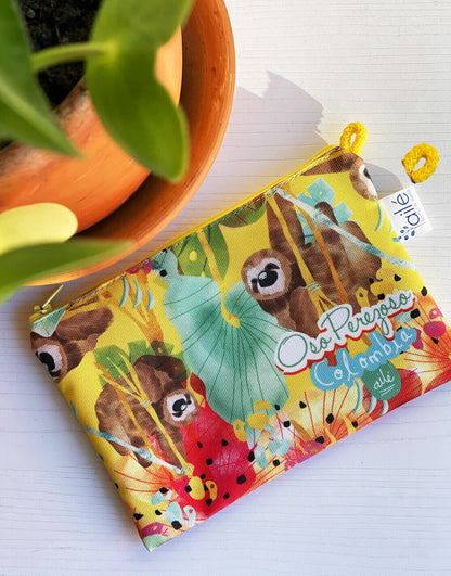 Cosmetiquera impermeable grande y pequeña ilustrada con osos perezosos colombianos entre flora tropical, biodiversidad, souvenir Colombia fauna silvestre, souvenir oso perezoso Colombia, cosmetiquera sostenible Colombia, neceser ilustrado colombiano, regalo femenino colombiano ecológico, neceser ecológico Colombia, neceser tela reciclada impermeable, estuche cosmético colombiano, Colombian art cosmetic bag gift, bolsa cosmética ecológica Colombia, cosmetiquera sostenible fauna colombiana ilustrada. Ailé