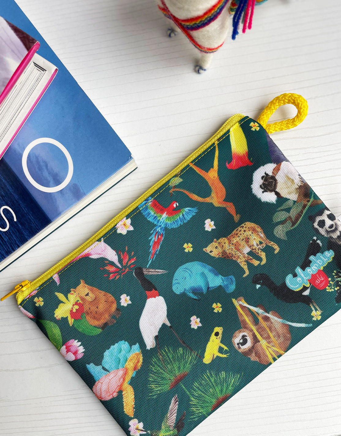 Neceser impermeable con ilustración de animales de Colombia, biodiversidad, naturaleza — delfín rosado, tortuga carey, chiguiro, guacamaya roja y garzón soldado — regalo de fauna colombiana, souvenir colombiano, regalo sostenible. Ailé