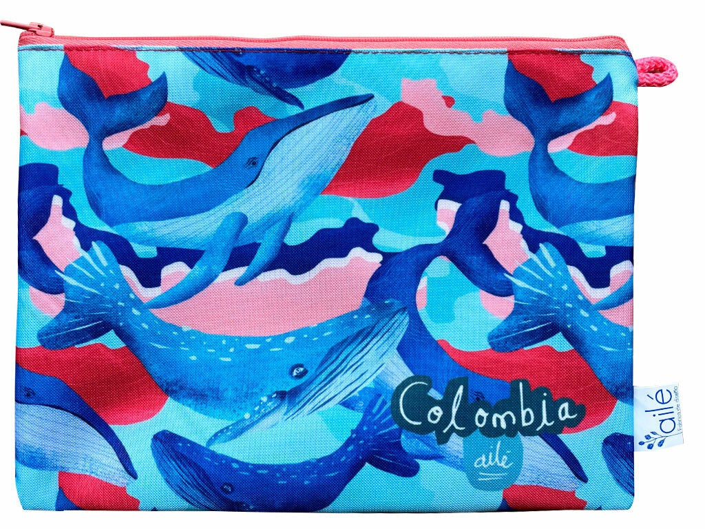 Cosmetiquera antifluido con ballenas jorobadas de Colombia ilustradas — neceser impermeable Pacífico colombiano, souvenir de biodiversidad marina, detalle de ballenas Colombia, hecho en Colombia, ballenas Nuquí, ballenas Bahía Solano, ballenas Tumaco. Ailé