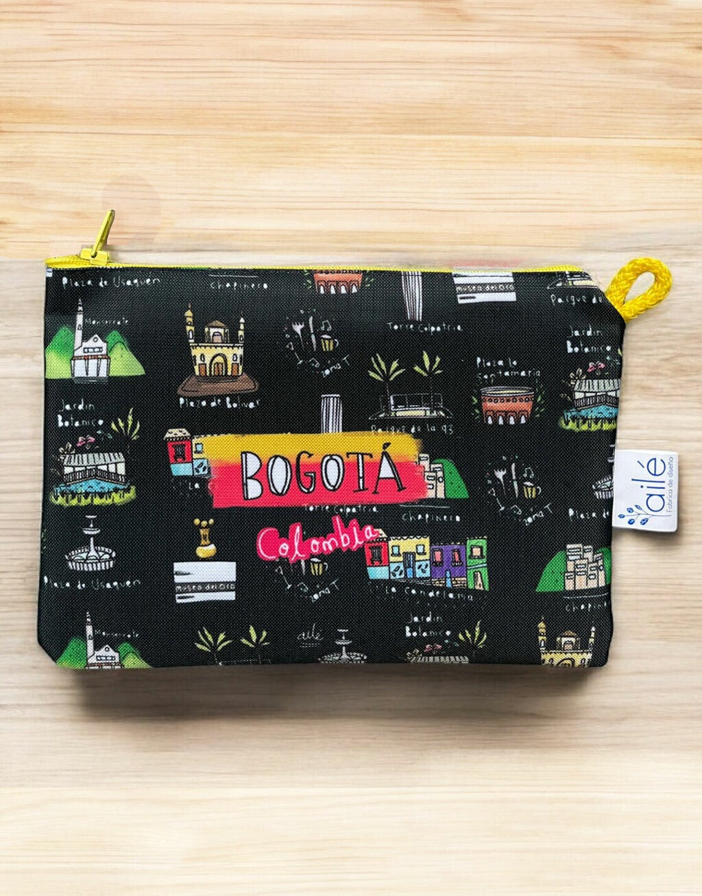 Cosmetiquera antifluido ilustrada "Bogotá" candelaria, jardín botánico, plaza de Usaquén, plaza la Santamaría, centro histórico, historia y escena bogotana — souvenir de Bogotá, hecho en Colombia, regalo para extranjeros, cultura Bogotana, regalo sostenible.  Ailé