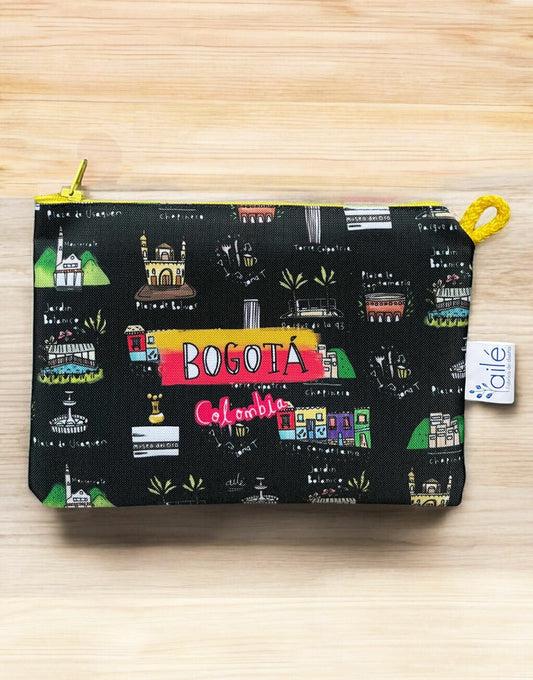 Cosmetiquera antifluido ilustrada "Bogotá" candelaria, jardín botánico, plaza de Usaquén, plaza la Santamaría, centro histórico, historia y escena bogotana — souvenir de Bogotá, hecho en Colombia, regalo para extranjeros, cultura Bogotana, regalo sostenible.  Ailé