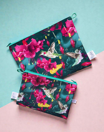 Cosmetiquera impermeable grande o pequeña, souvenir con colibríes de Colombia — recuerdo de viaje, hecho en Colombia, regalo para extranjeros, souvenir colibríes colombianos. Ailé