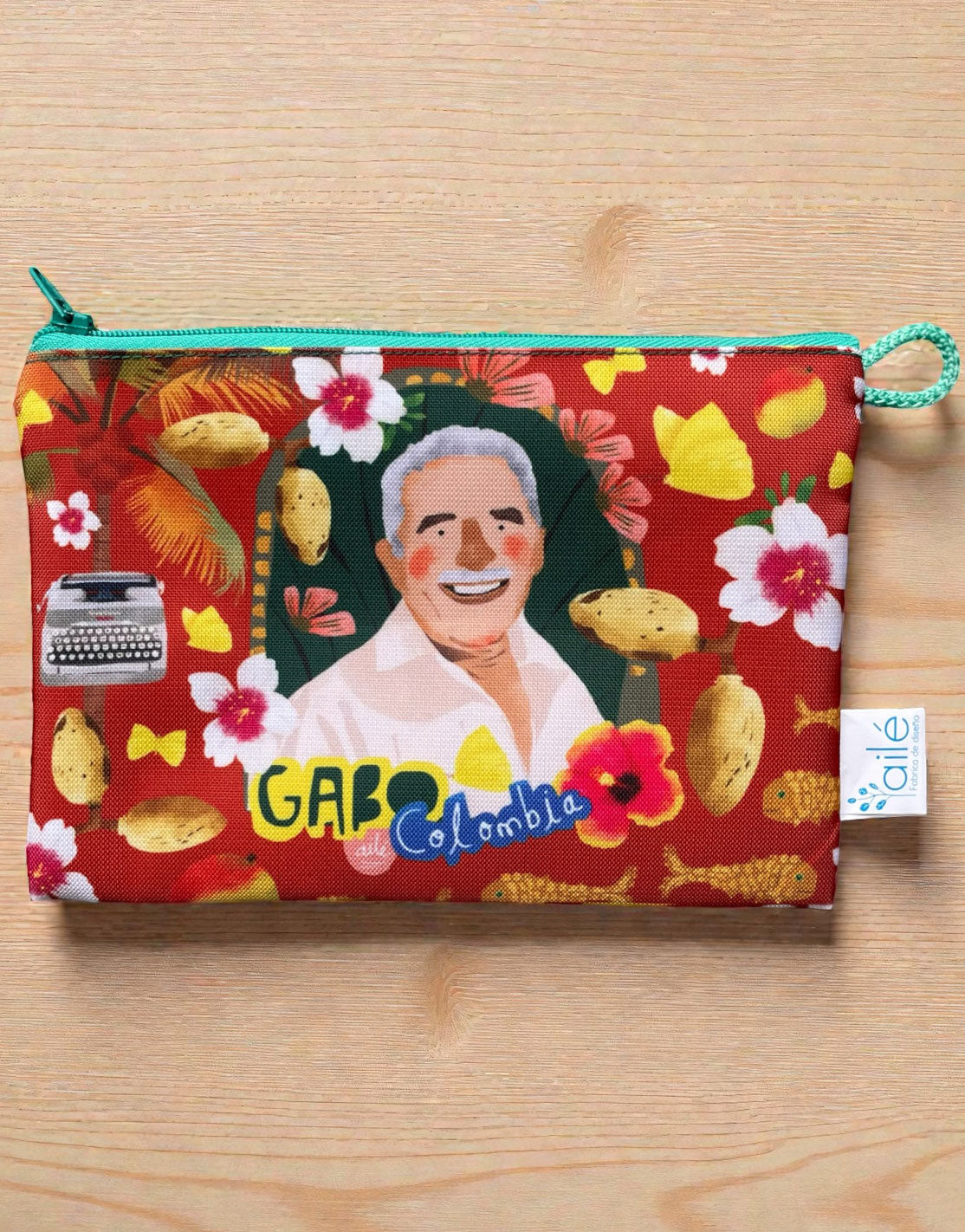 Cosmetiquera ilustrada con Gabriel García Márquez — Gabo entre flores tropicales y máquina de escribir — souvenir colombiano, souvenir García Márquez Colombia. Ailé