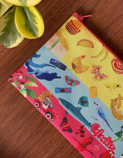 Cosmetiquera ilustrada con símbolos colombianos en ambiente tropical — empanada, mazorca, café, gansito y jet - decoración kit de regalo colombiano, Ailé