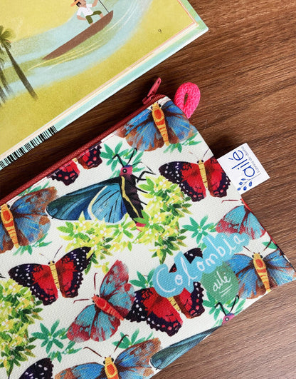 Neceser impermeable con diseño de mariposas de Colombia entre ramas tropicales y biodiversidad — regalo colombiano fauna silvestre, souvenir mariposas Colombia, regalo sostenible, recuerdo de viaje original,  Ailé