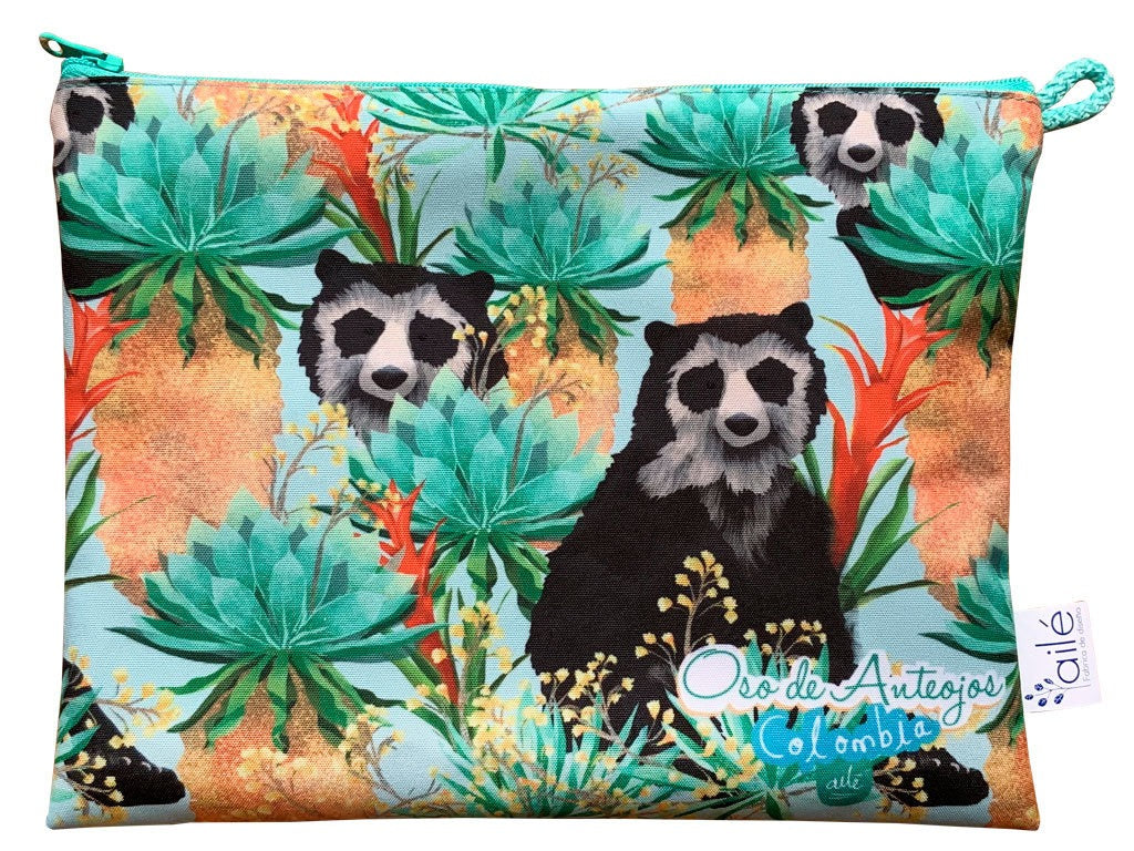Neceser impermeable con diseño del oso de anteojos de Colombia entre frailejones y biodiversidad — regalo colombiano fauna silvestre, souvenir oso anteojos Colombia, regalo sostenible, recuerdo de viaje original,  Ailé