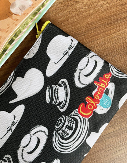 Cosmetiquera antifluido con diseño de sombreros tradicionales de Colombia en blanco y negro, cultura del  pacífico, costa atlántica y eje cafetero — neceser impermeable colombiano, souvenir colombiano, regalo sostenible, souvenir sombrero vueltiao Colombia. Ailé