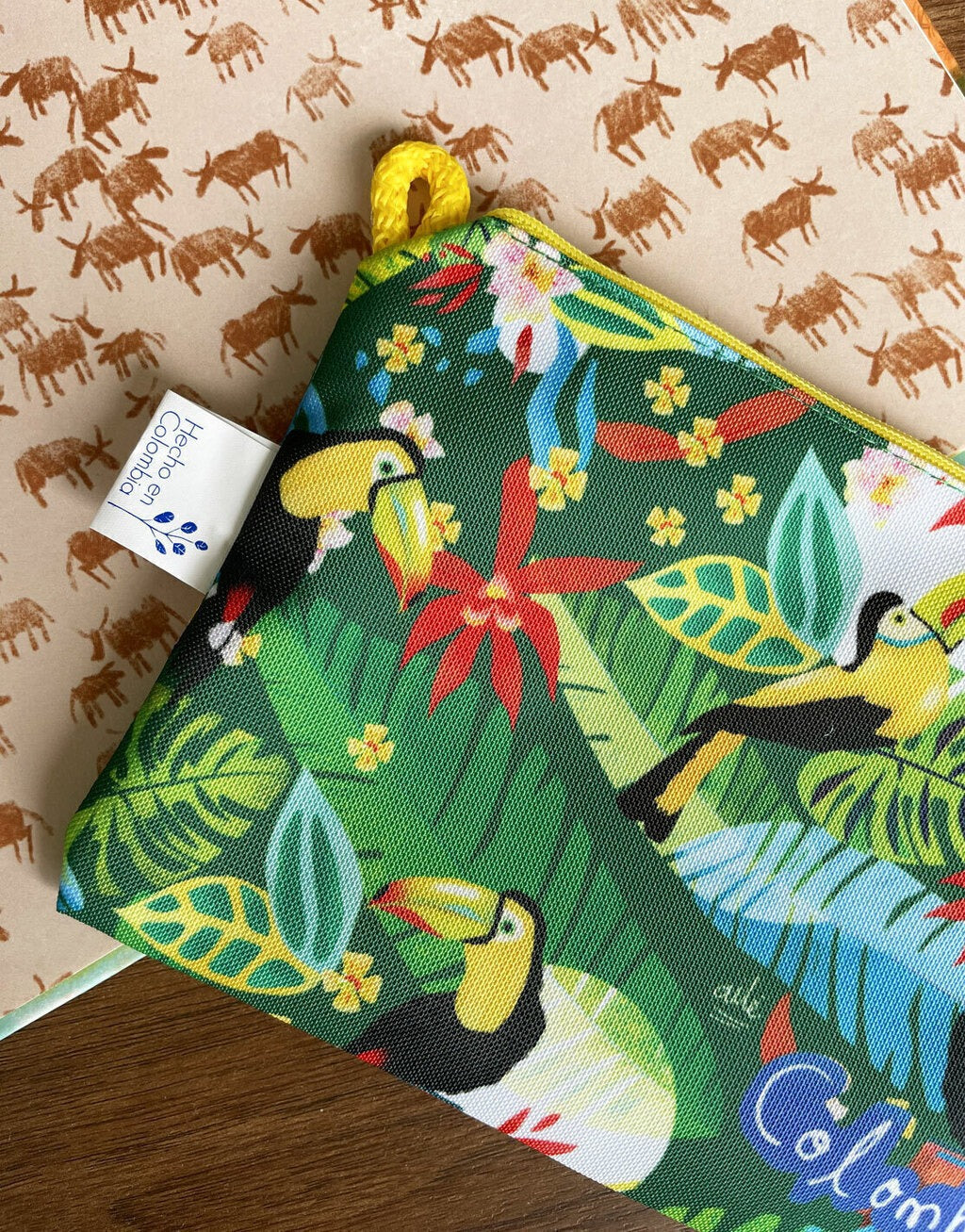 Neceser con ilustración botánica, flores tropicales y tucanes de la Amazonía colombiana — diseño, hecho en Colombia, regalo para extranjeros, recuerdo de viaje, Ailé