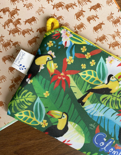 Neceser con ilustración botánica, flores tropicales y tucanes de la Amazonía colombiana — diseño, hecho en Colombia, regalo para extranjeros, recuerdo de viaje, Ailé