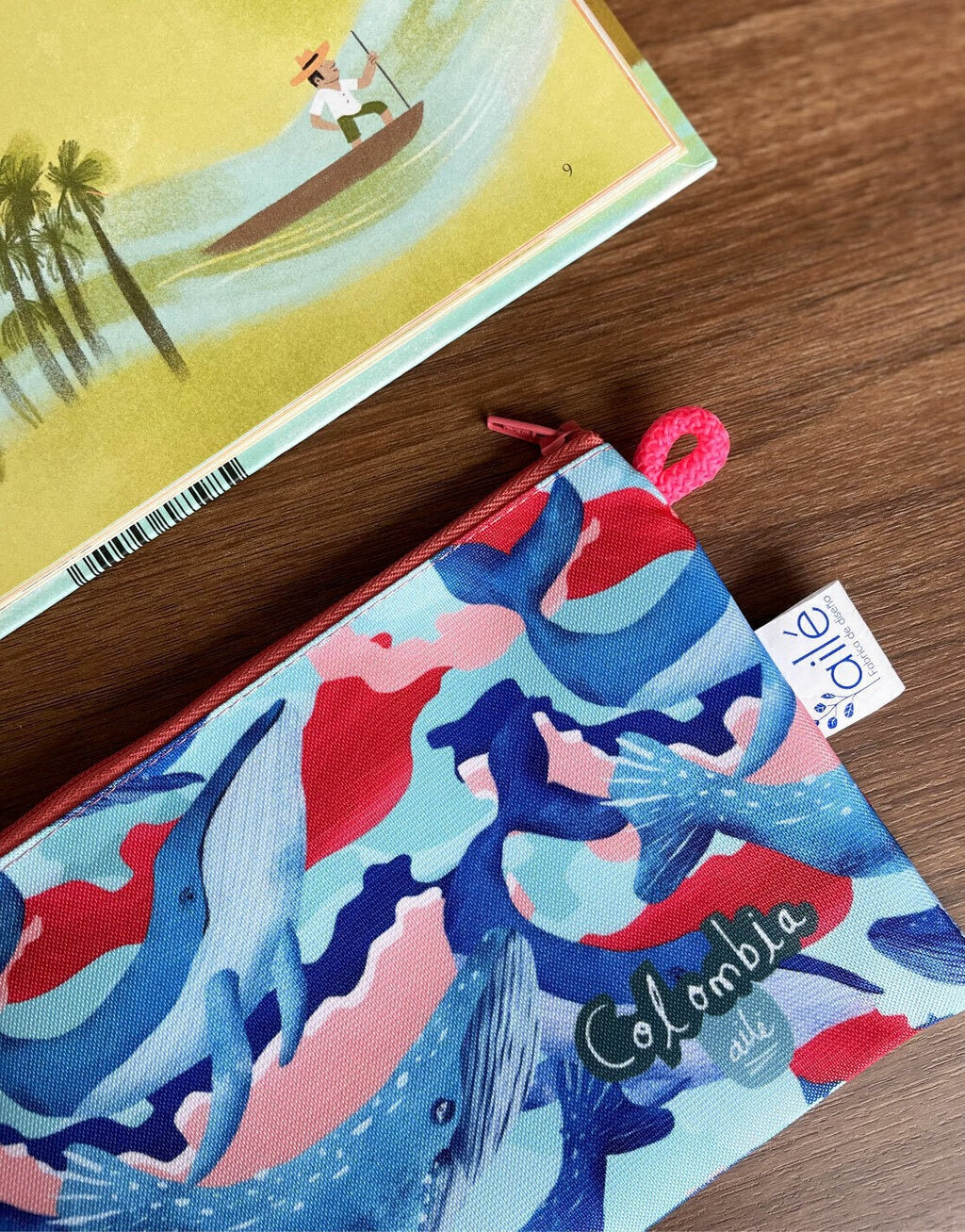 Set de cosmetiqueras con ballenas jorobadas de Colombia — souvenir del Pacífico colombiano,  regalo ballena jorobada Colombia, regalo sostenible, recuerdo de viaje original, regalo para extranjeros, avistamiento ballenas Pacífico colombiano, souvenir ballenas Colombia. Ailé