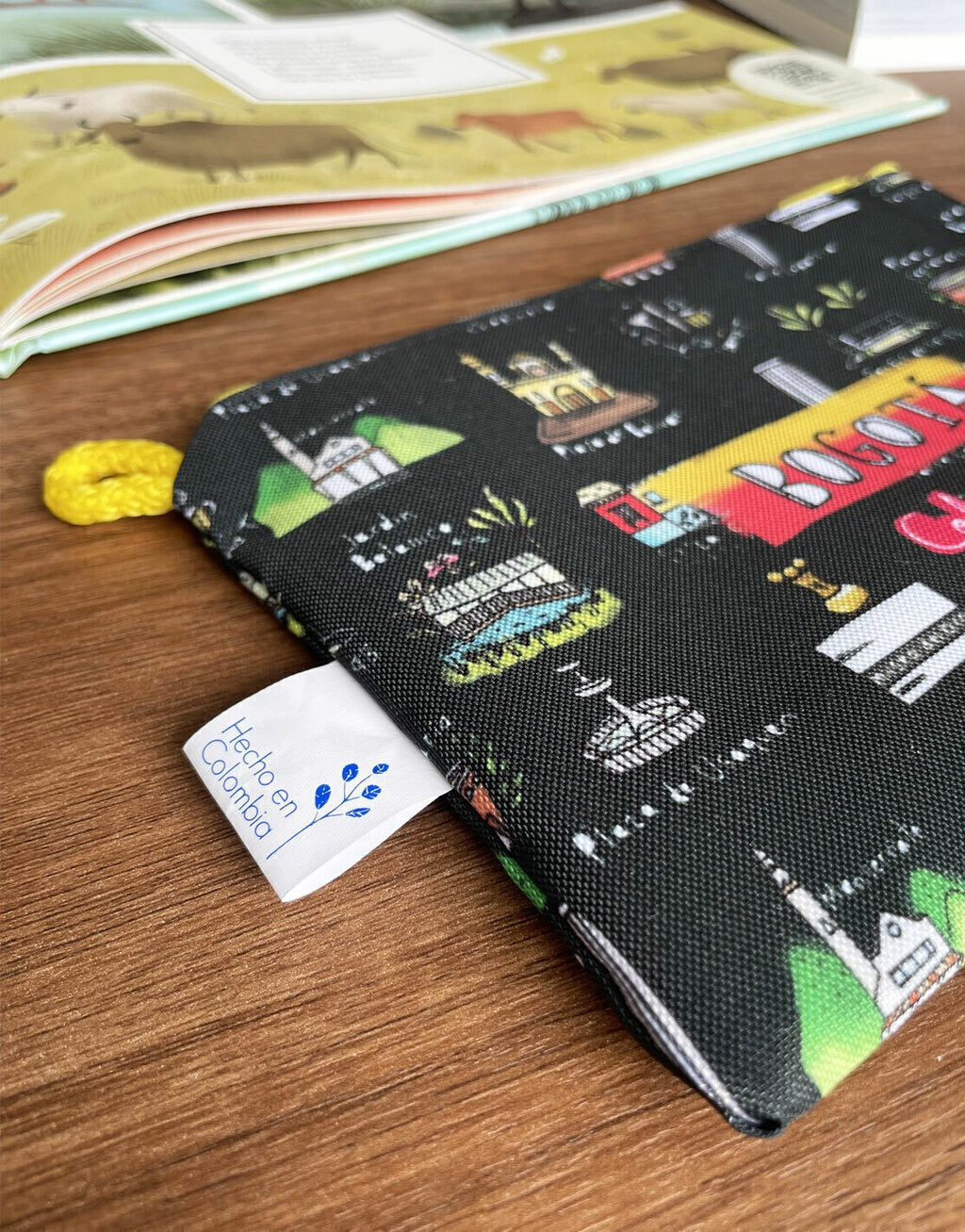 Set de cosmetiqueras, plaza de bolívar, zona T, cerro de monserrate, Torre de colpatria ilustrada en cosmetiquera "Bogotá" — lugares icónicos de Bogotá, lugares representativos de Bogotá, diseño, souvenir Colombiano, recuerdo de Bogotá, regalo original. Ailé