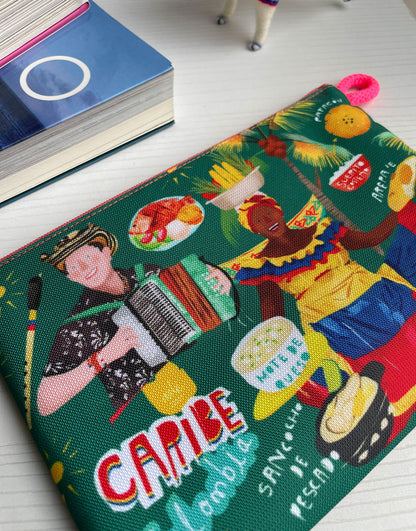 Cosmetiquera souvenir del Caribe colombiano con palenquera, gastronomía caribeña colombiana y acordeón, — recuerdo de Cartagena ilustrado, recuerdo de la costa. Ailé