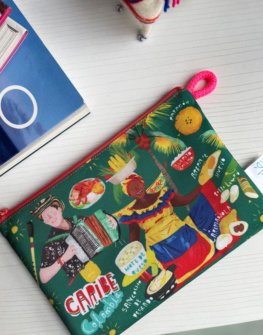 cosmetiquera impermeable con ilustración de la cultura Caribe de Colombia — palenquera, vallenato, bollo limpio, carimañola, sancocho de pescado, arepa de huevo, patacón y comida típica costeña, Regalo sostenible, regalo para extranjeros. Ailé