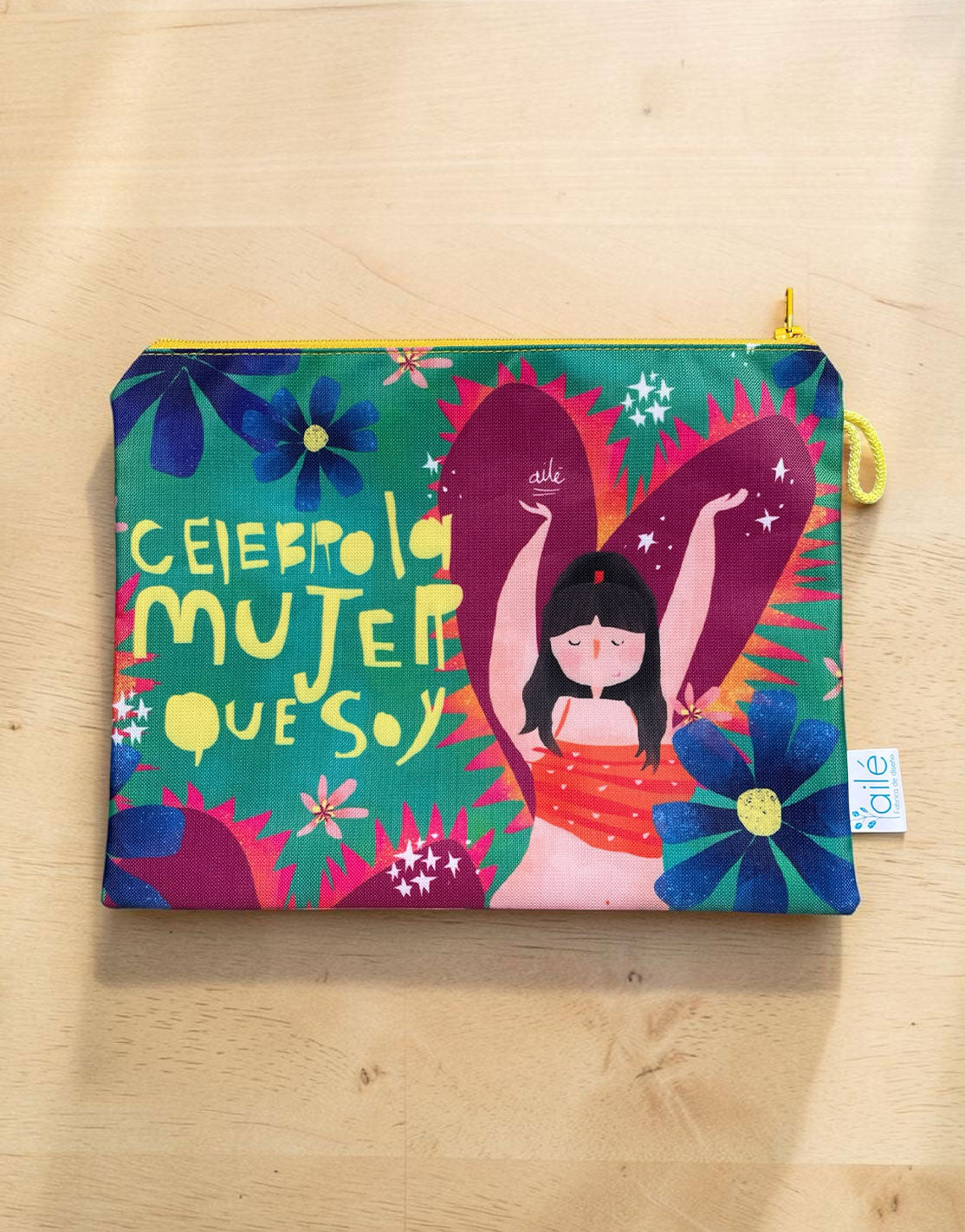 Cosmetiquera ilustrada "Celebro la mujer que soy" — regalo empoderador para mujer, diseño colombiano original, neceser de viaje Colombia. Hecho en Colombia. Ailé