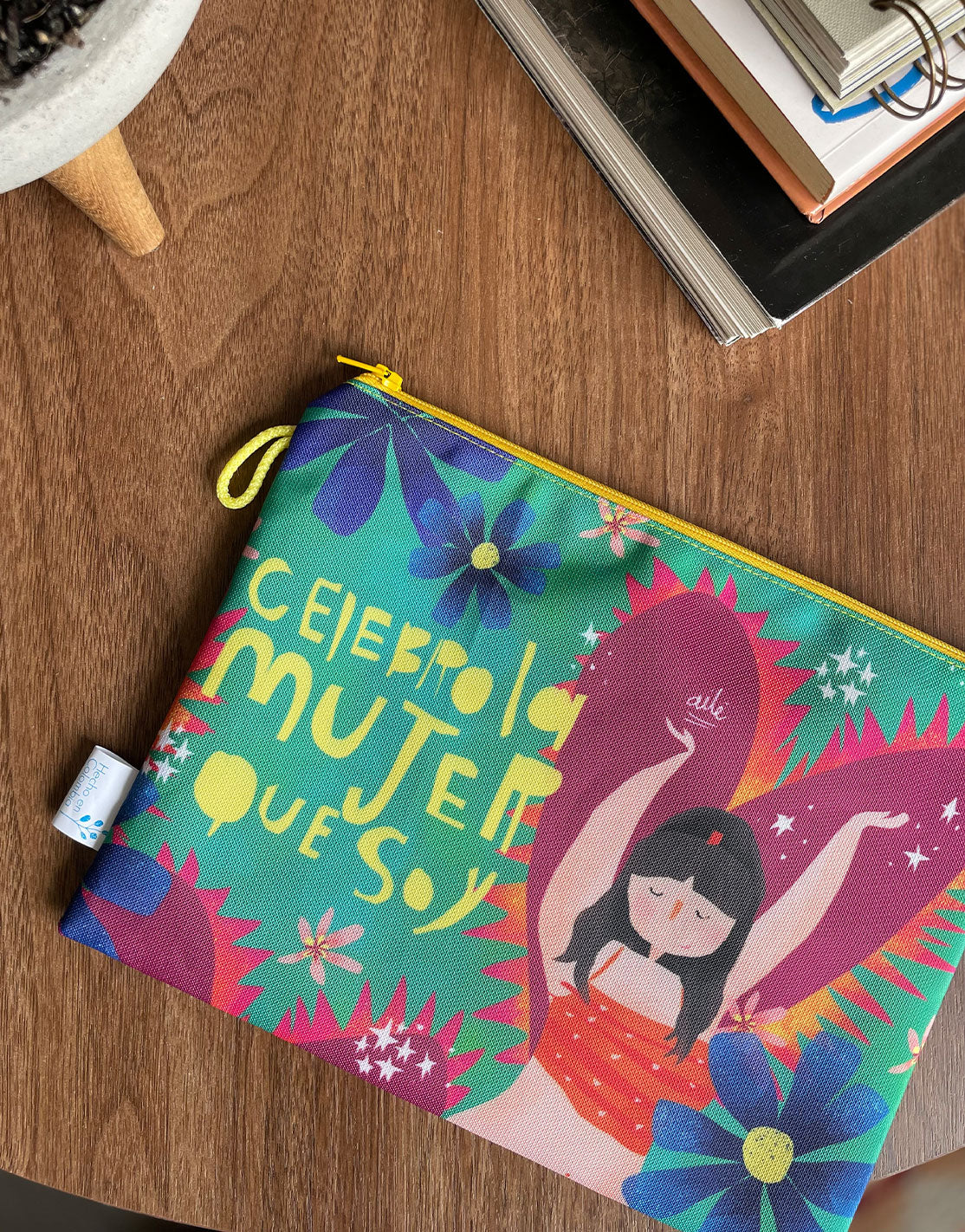 Cosmetiquera ilustrada con mensaje de empoderamiento femenino — regalo día de la mujer, diseño Ailé Colombia, playa, piscina y verano. Regalo empoderamiento mujer. Ailé