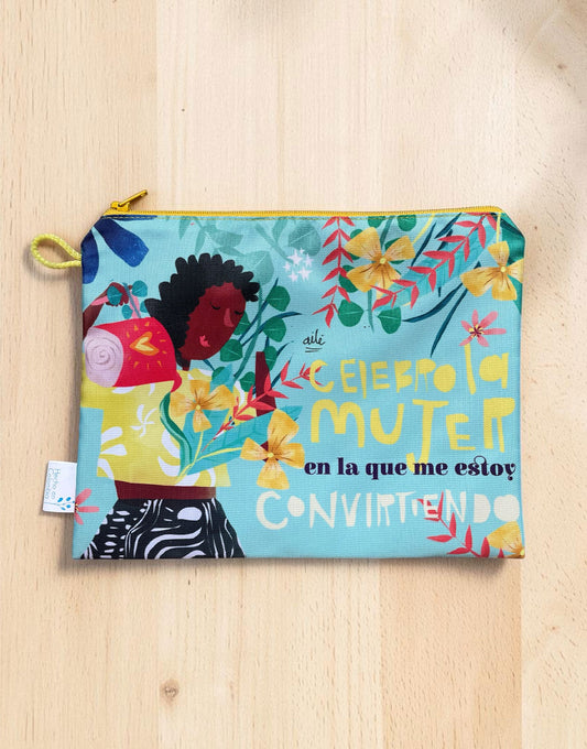 Cosmetiquera ilustrada "Celebro la mujer en la que me estoy convirtiendo" resiliencia,  — regalo empoderador para mujer, regalo mujer colombiana. Ailé