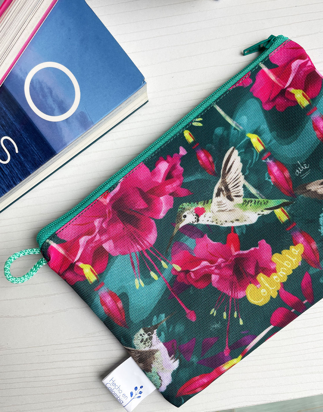 Neceser con ilustración de colibríes colombianos y flores tropicales, gracias, orquídea, flores— regalos de Colombia, souvenir colombiano, regalo sostenible, regalo colibrí colombiano, recuerdo de viaje original. Ailé