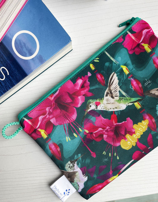Neceser con ilustración de colibríes colombianos y flores tropicales, gracias, orquídea, flores— regalos de Colombia, souvenir colombiano, regalo sostenible, regalo colibrí colombiano, recuerdo de viaje original. Ailé