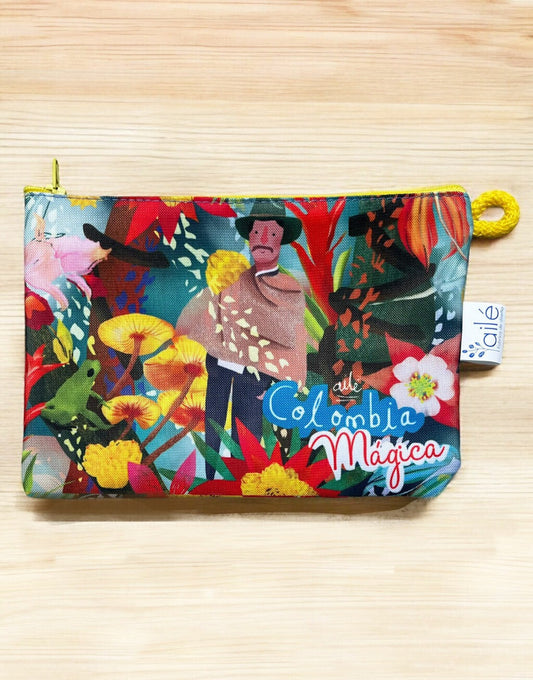 Cosmetiquera antifluido o impermeable ilustración"Colombia Mágica" con campesino colombiano, flora tropical, bosque alto andino, bromelias, heliconias, rana y orquídeas — souvenir colombiano, regalo sostenible. Ailé