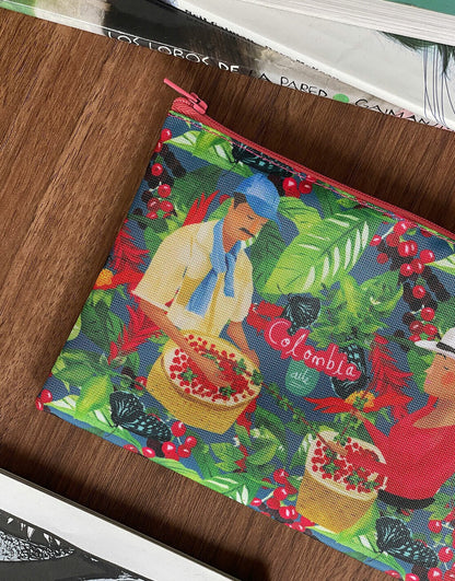 Cosmetiquera ilustrada con tradición cafetera de Colombia — campesino y cosecha de café — diseño colombiano Ailé
