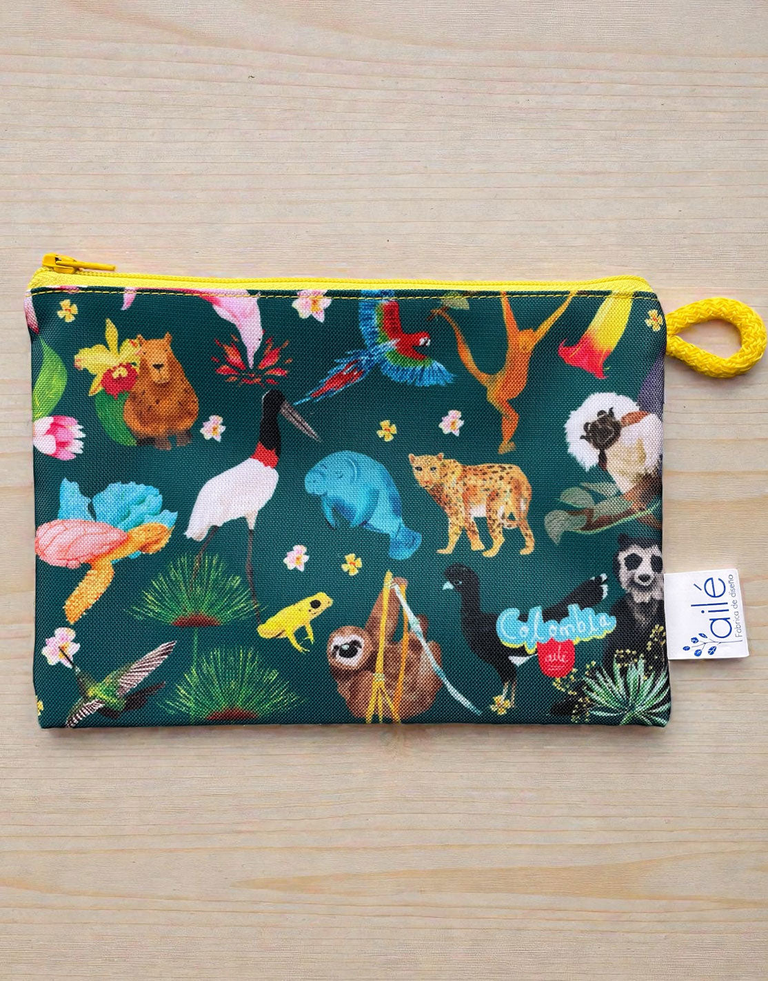 Cosmetiquera grande o pequeña ilustrada con fauna colombiana — jaguar, tucán, perezoso y rana venenosa amarilla, manatí, colibríes — souvenir biodiversidad Colombia, regalo para extranjeros, recuerdo de viaje original. Ailé