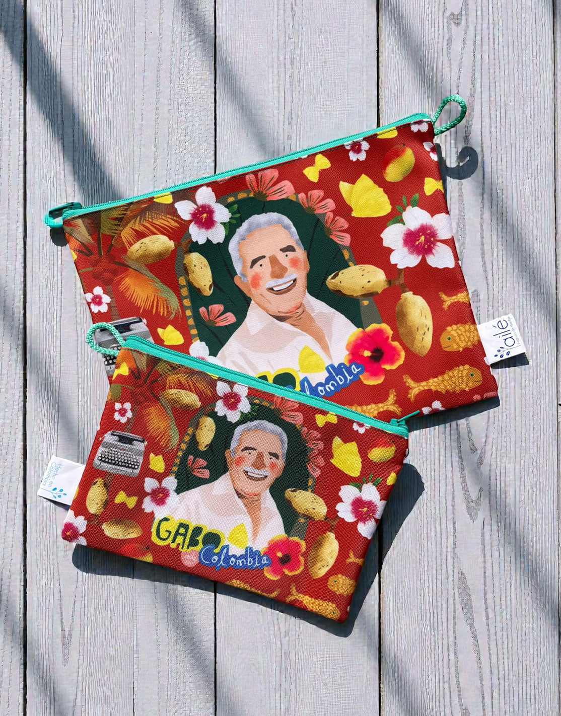 Neceser con ilustración de Gabo — Gabriel García Márquez entre mangos y mariposas — regalo cultural colombiano, recuerdo Gabriel García Márquez, regalo para extranjeros, hecho en Colombia. Ailé