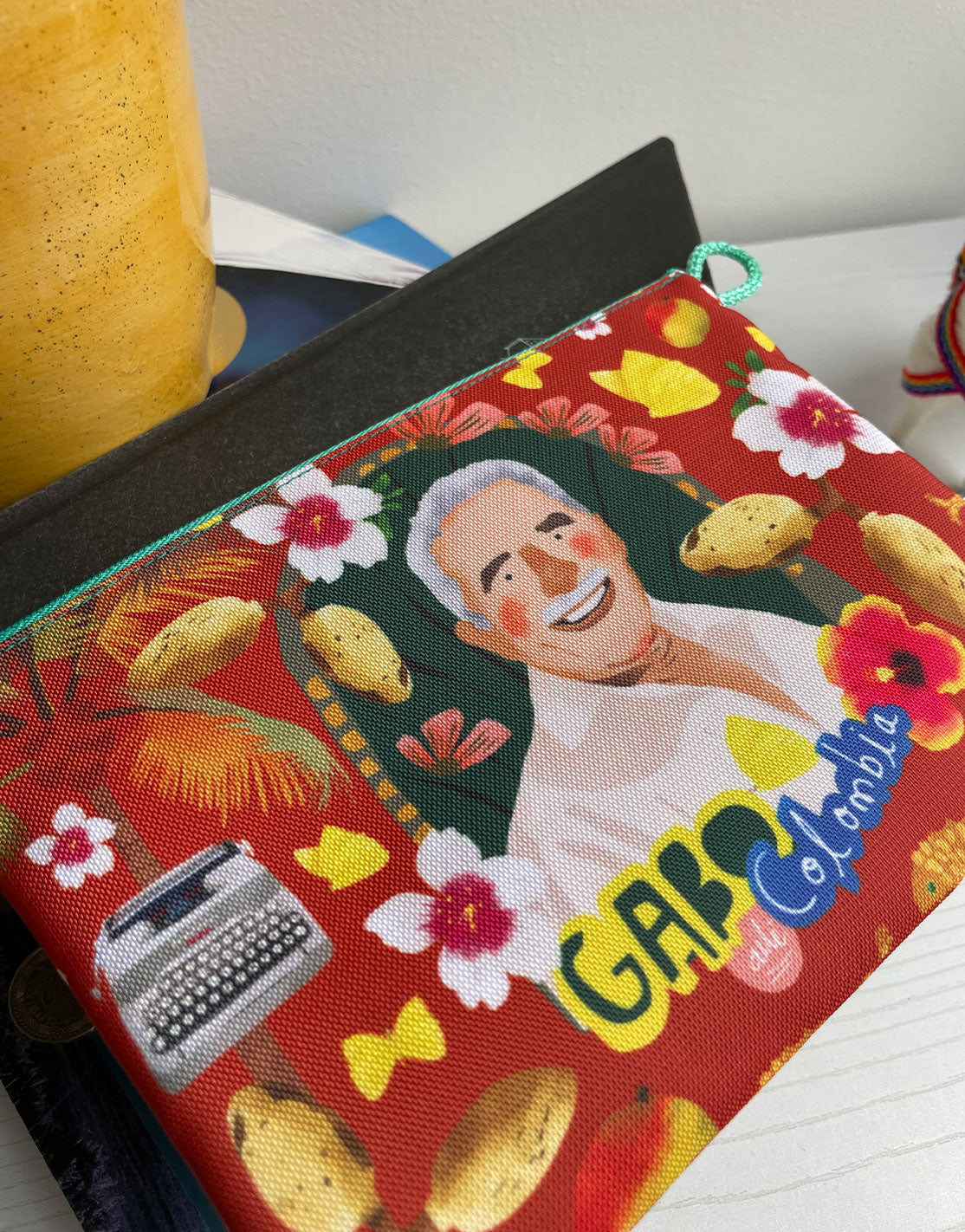 Cosmetiquera souvenir con retrato de García Márquez ilustrado — homenaje al Nobel colombiano, diseño, regalo Gabo Colombia, regalo sostenible., recuerdo de viaje original. Ailé