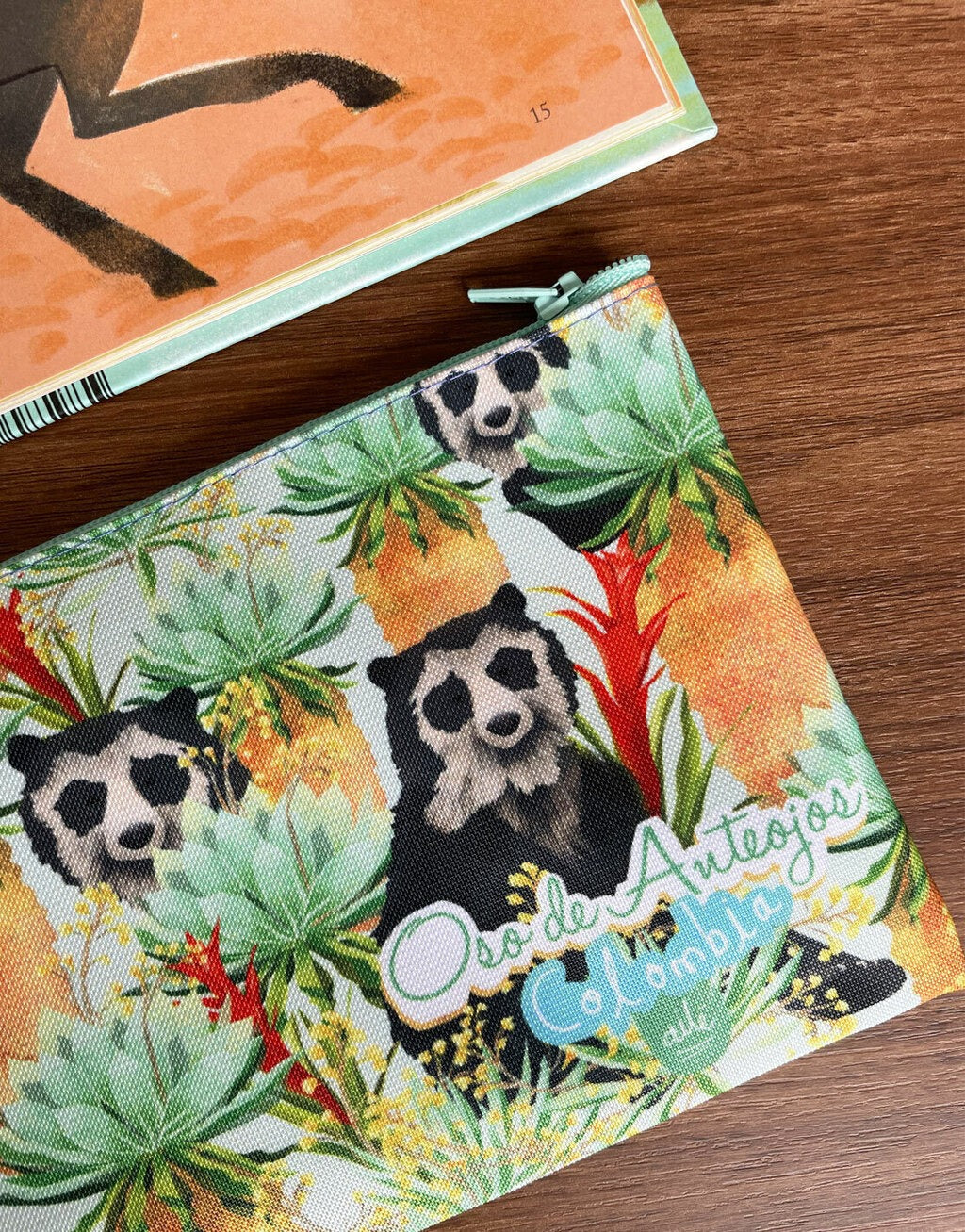 Set de cosmetiqueras con diseño oso andino, habita en los páramos, bromelias y frailejones  — souvenir colombiano, regalo para extranjeros, regalo oso anteojos colombiano, hecho en colombia. Ailé