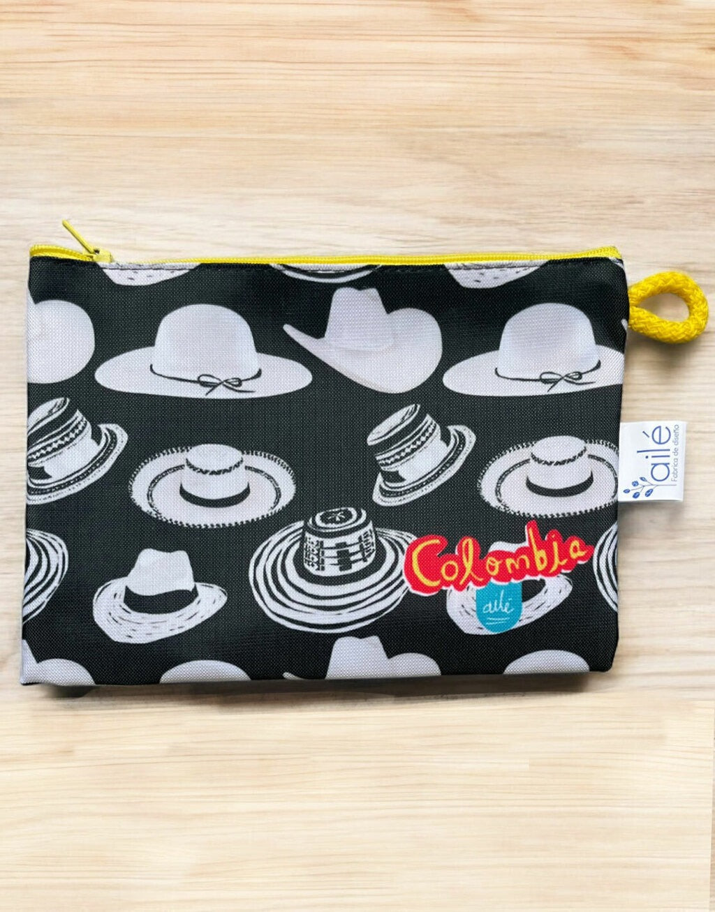 Cosmetiquera ilustrada grande o pequeña con sombreros tradicionales de Colombia — vueltiao, aguadeño y pintao — souvenir colombiano, regalo de viaje original, regalo para extranjeros, hecho en colombia, regalo sombrero colombiano. Ailé