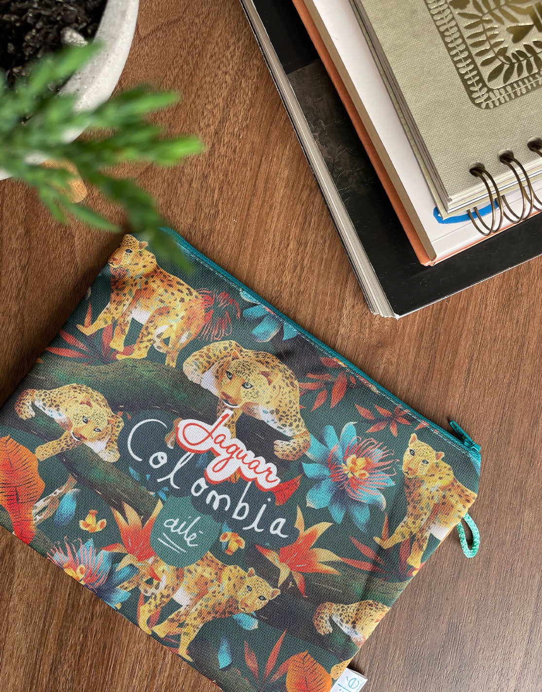 Neceser con diseño de jaguar de Colombia entre flores tropicales, selva colombiana, diversidad — regalo colombiano fauna silvestre, hecho en Colombia. Ailé
